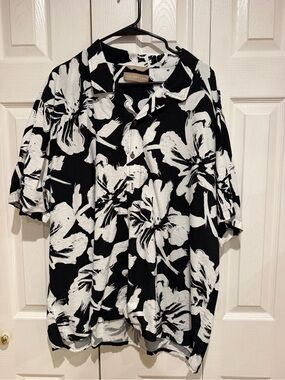 Black & White Floral Short-Sleeve Button-Down Shirt by DISTORTION